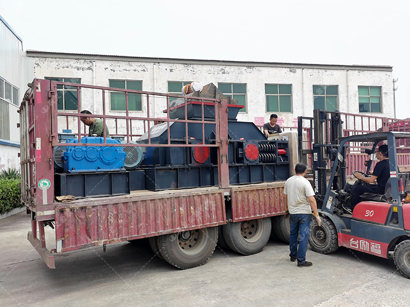 如何選擇青石制砂設(shè)備，時產(chǎn)50噸對輥制砂機多少錢一臺？